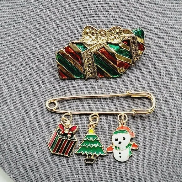 Christmas Brooch & Pin Gold Tone Christmas Present Brooch & Safety Pin Style - Picture 2 of 10